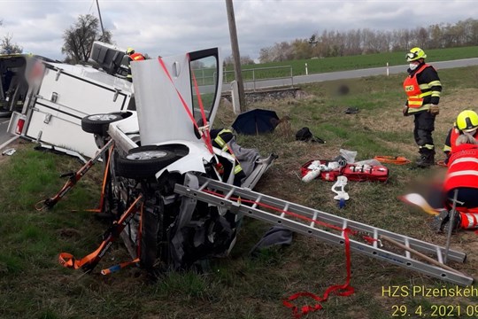 Senior se těžce zranil při střetu osobního auta s nákladním