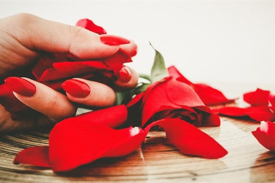 Hýčkejte své nehty ve třech krocích!