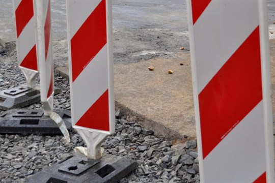 VIDEO: Začala demolice dalšího mostu u obce Kfely