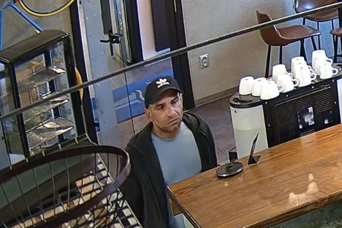 Muž ukradl v hotelu batoh. Podezřelého zachytila kamera