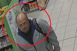 Čokoládový lupič. Z prodejny odnesl sladkosti za 9 tisíc korun,...