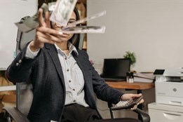 Snižme platy přeplaceným státním zaměstnancům a budeme mít mnohem...