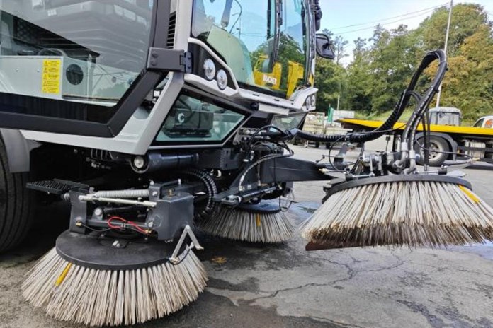 Domažlice modernizují úklid města: Nový zametací stroj je o dvě generace dál