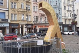 Kašna Chrtice na náměstí Republiky je mimo provoz. Musí se opravit