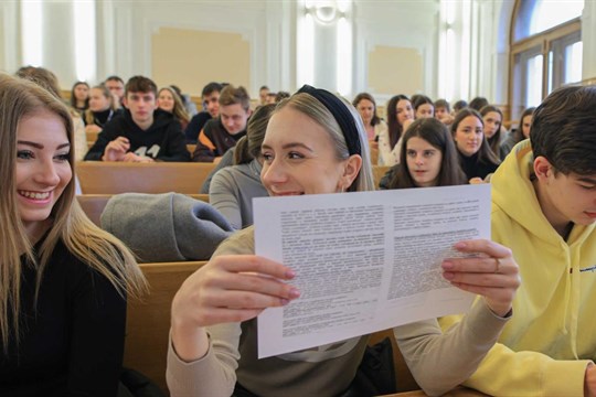 Do nového akademického roku na ZČU nastupuje o 10 procent prváků víc