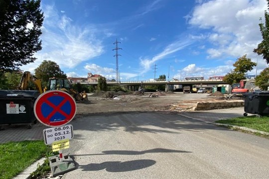 Konec volnému parkování pod mostem Generála Pattona. Město tam buduje parkoviště se závorou