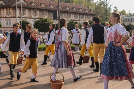 Luhačovice budou čtyři dny žít dětským folklorním festivalem Písní a tancem