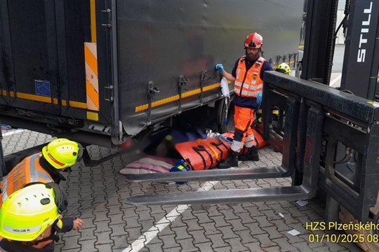 Muži se zaklínila noha pod kolem kamionu, v nemocnici bojuje o život