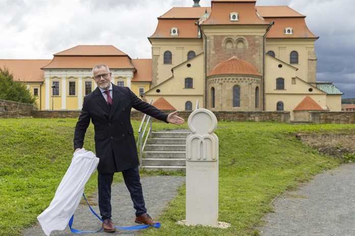 Na Velehradě vítá poutníky nový milníkový kámen Cyrilometodějské stezky