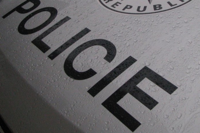 Neznámý pachatel podrazil seniorce nohy na zastávce. Policisté po něm pátrají!