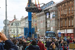 VIDEO: Manévry na Klatovské. Jeřáb přenesl tank do vznikajícího...