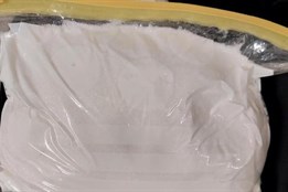 Taška ukrývala pervitin i prášek k výrobě drogy, muži hrozí 10 let...