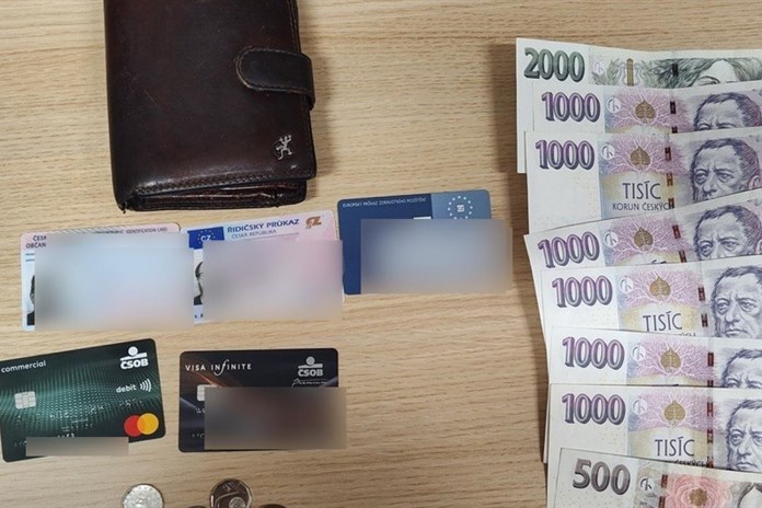 Mladá žena našla na pokladně peněženku s téměř 9 tisíci, odevzdala ji strážníkům