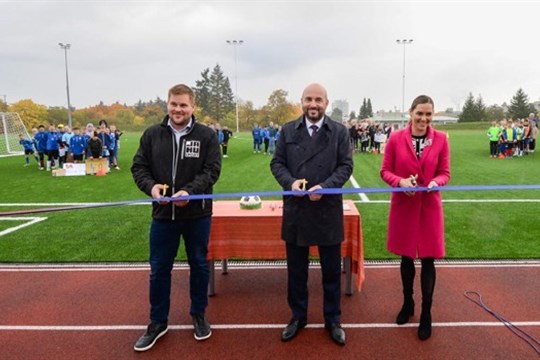 Fotbalové hřiště na 33. základní škole v Plzni má nový umělý trávník a zázemí