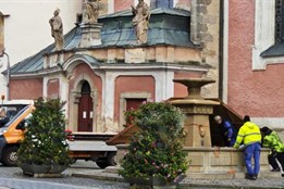 Kašna v Domažlicích dostala zimní kabát