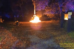 Na Mikulášský hřbitov vyjížděli hasiči, hořelo u centrálního kříže