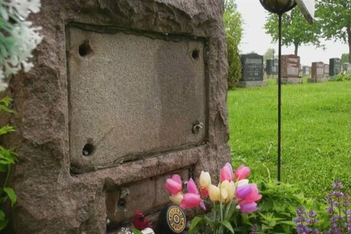 Z rokycanského hřbitova zmizely urny s lidskými ostatky