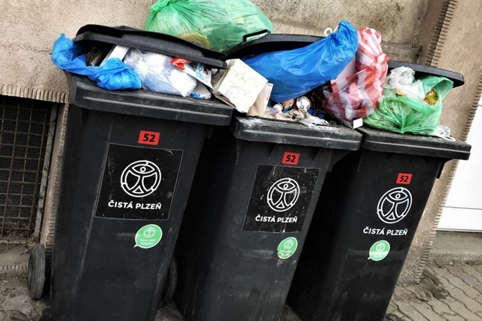 Zastupitelé rozhodli: Veřejná místa v širším centru Plzně budou bez popelnic