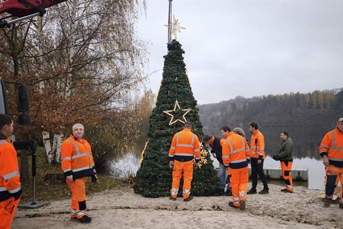 Hladinu Borské přehrady rozzáří vánoční stromeček