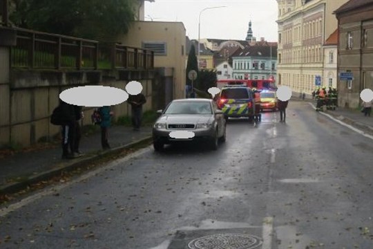 Osobní auto srazilo v Domažlicích chodkyni, žena skončila v nemocnici, policisté hledají svědky