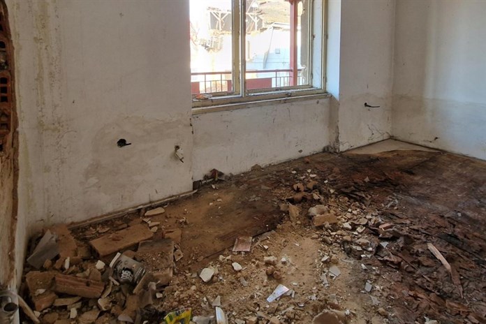 Problémové domy v Jateční ulici v Plzni jsou zbourané, ještě se zasypou sklepy