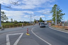 Dopravní peklo neskončí, výstavba okružní křižovatky na Borských...