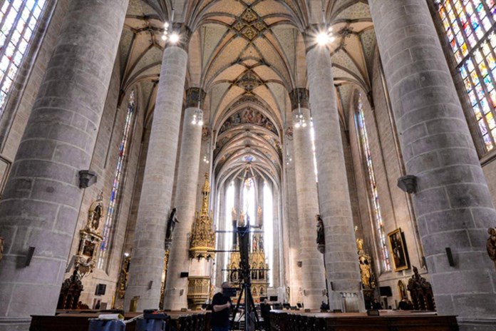 Projekt, v němž na pořádek v katedrále dohlížejí bezdomovci, se Plzni osvědčil