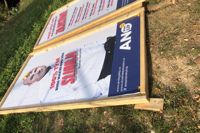Volební boj v plném proudu! Hnutí ANO jsou systematicky ničeny reklamní nosiče