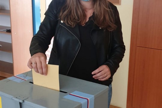 Volební místnosti se otevřely. Češi vybírají vedení krajů i senátory