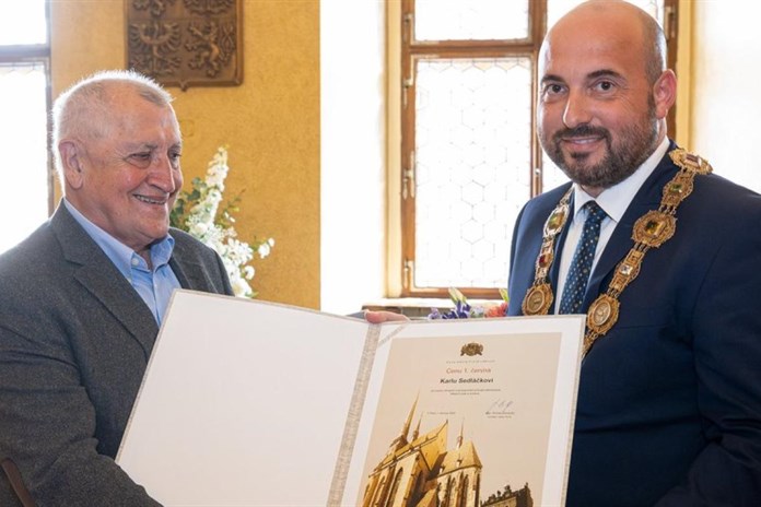 Novinář Karel Sedláček převzal v Plzni Cenu 1. června