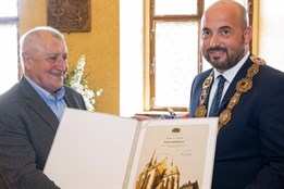 Novinář Karel Sedláček převzal v Plzni Cenu 1. června