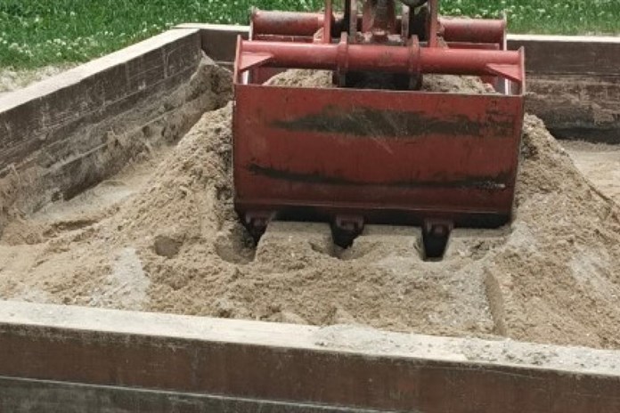 Centrální obvod mění písek na všech dětských hřištích