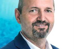 Senátor Karpíšek strávil směnu s řidičem Arrivy: Autobusy vozí...