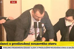 Tohle tu ještě nebylo. Poslanci se při jednání o nouzovém stavu...