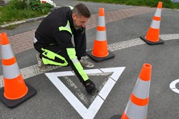 Plzeň obnovuje vodorovné značení na stezkách, spotřebuje na to více...