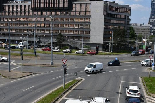 Problém pro cestující i pro řidiče. Začne oprava tramvajové trati v křižovatce U Jána