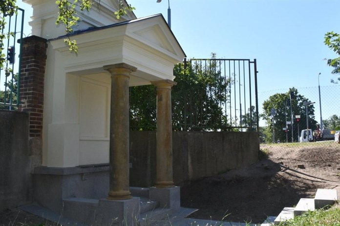 Kapličku svatého Jana Nepomuckého na Karlovarské poškodily povětrnostní vlivy, plzeňská radnice ji nechala opravit