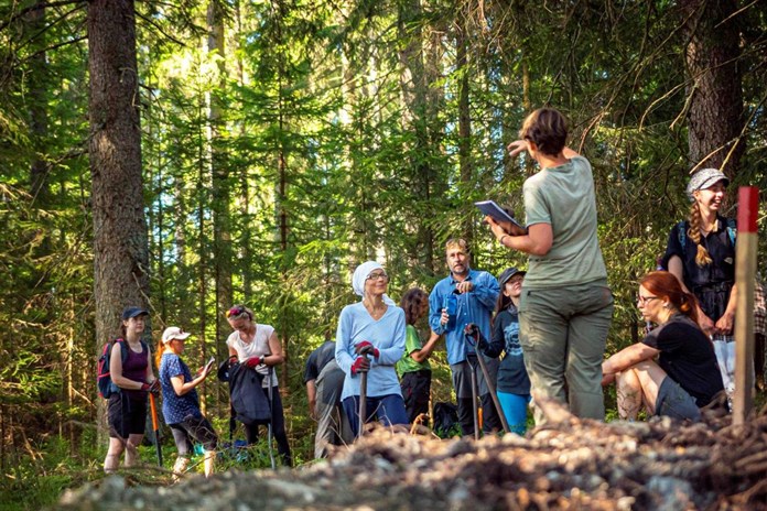 Dobrovolníci a dobrovolnice z Hnutí DUHA pomáhali s revitalizacemi šumavských mokřadů a rašelinišť