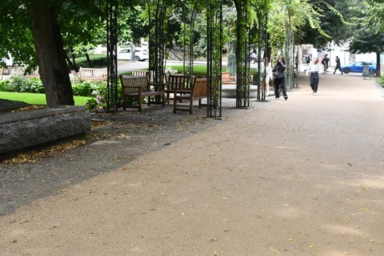 Parkové cesty v Křižíkových sadech mají nový kvalitnější povrch