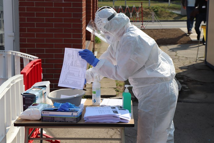 Zaměstnanci Fakultní nemocnice i jejich rodinní příslušníci mají testovaní na koronavirus zdarma