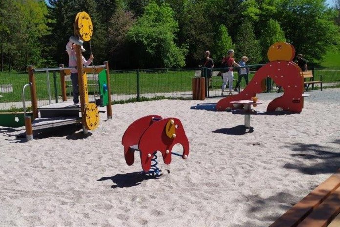 Město obnovilo další dětské hřiště v Borském parku, původní prvky už byly nebezpečné