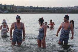 Otužilci si na Nový rok zaplavali v Boleváku