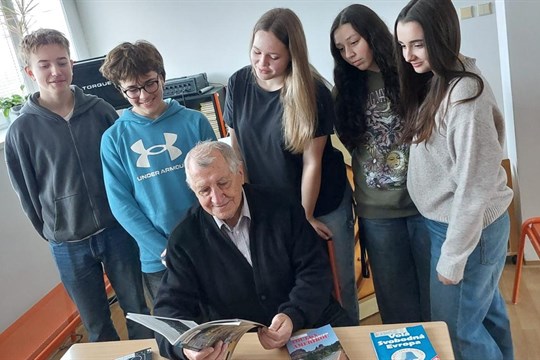 Cenu 1. června získá novinář, spisovatel a publicista Karel Sedláček