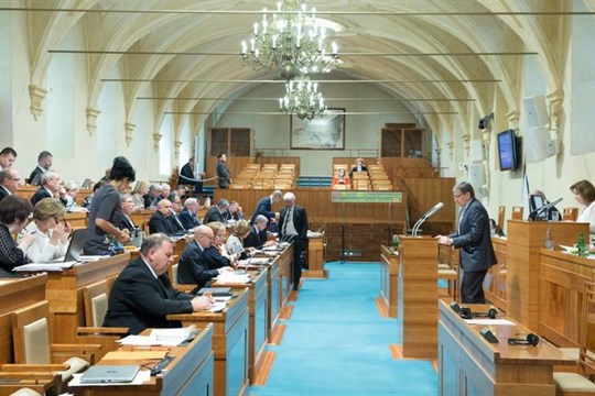 Zmražení platu politiků Senát zamítl. Plánované šetření se tedy nekoná?
