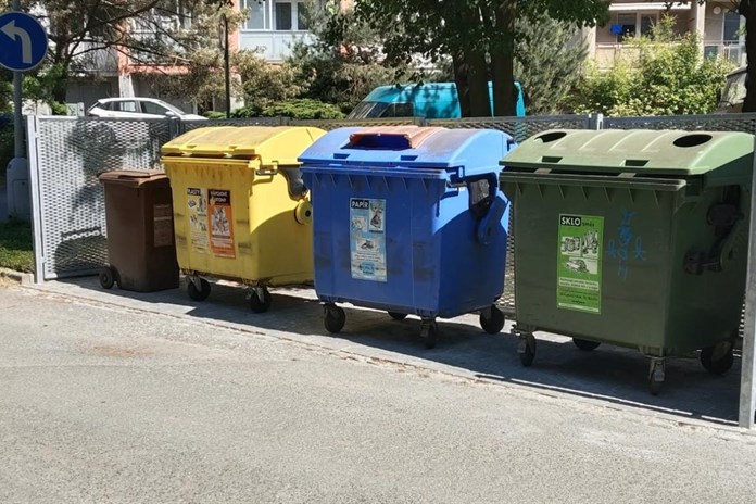 Kolem popelnic zůstávaly odpadky, pomoci mají separační body