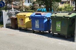 Kolem popelnic zůstávaly odpadky, pomoci mají separační body