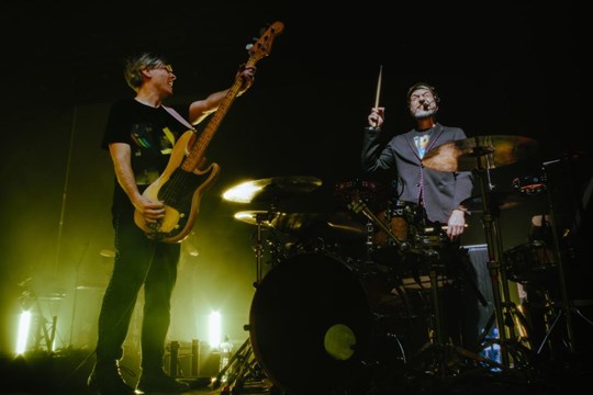 Přes 20 bezdomovců uklízí okolí venkovních scén při festivalu Na ulici v Plzni