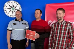 Gentleman silnic: Ocenění získal za záchranu ženy z hořícího auta