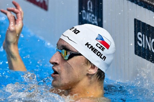 Plavec Knedla pokořil na světovém poháru český rekord na 100 metrů znak i limity pro ME