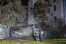 Hořel přístřešek u Nového divadla. Obývali ho bezdomovci